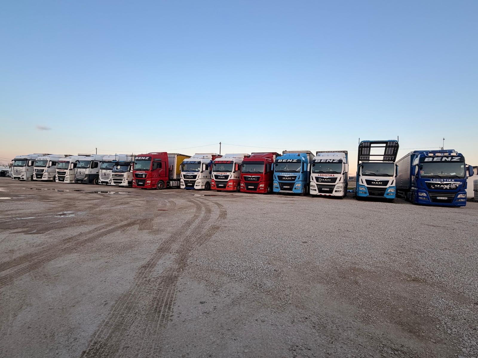 Red kamiona BENZ LOGISTIKA u zalazak sunca